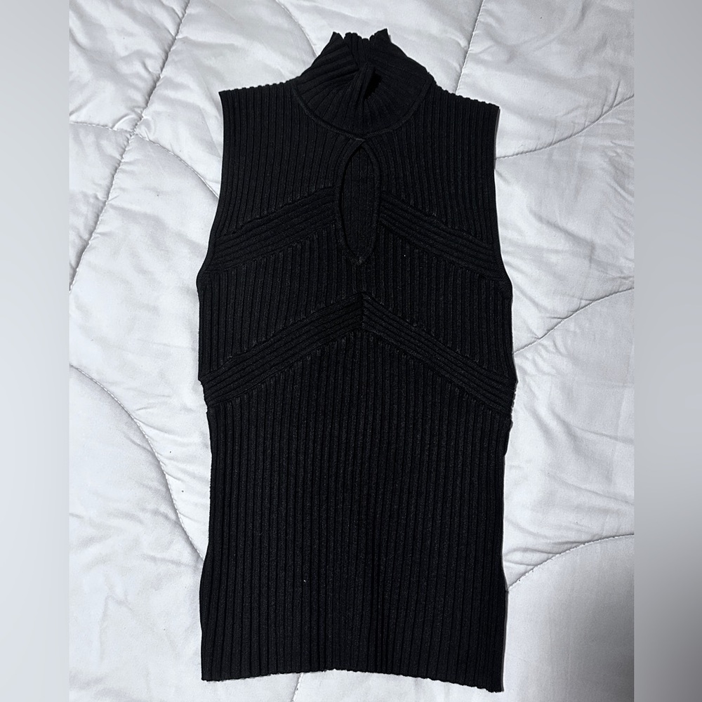 Bebe turtle neck fitted top w/front keyhole in black small.